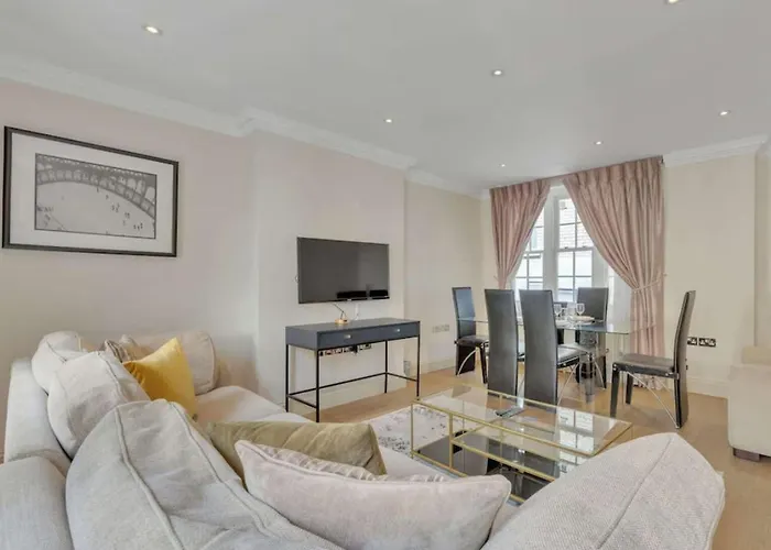 Contemporary Stylish 3 Bedrooms Flat In London