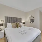 Contemporary Stylish 3 Bedrooms Flat In London