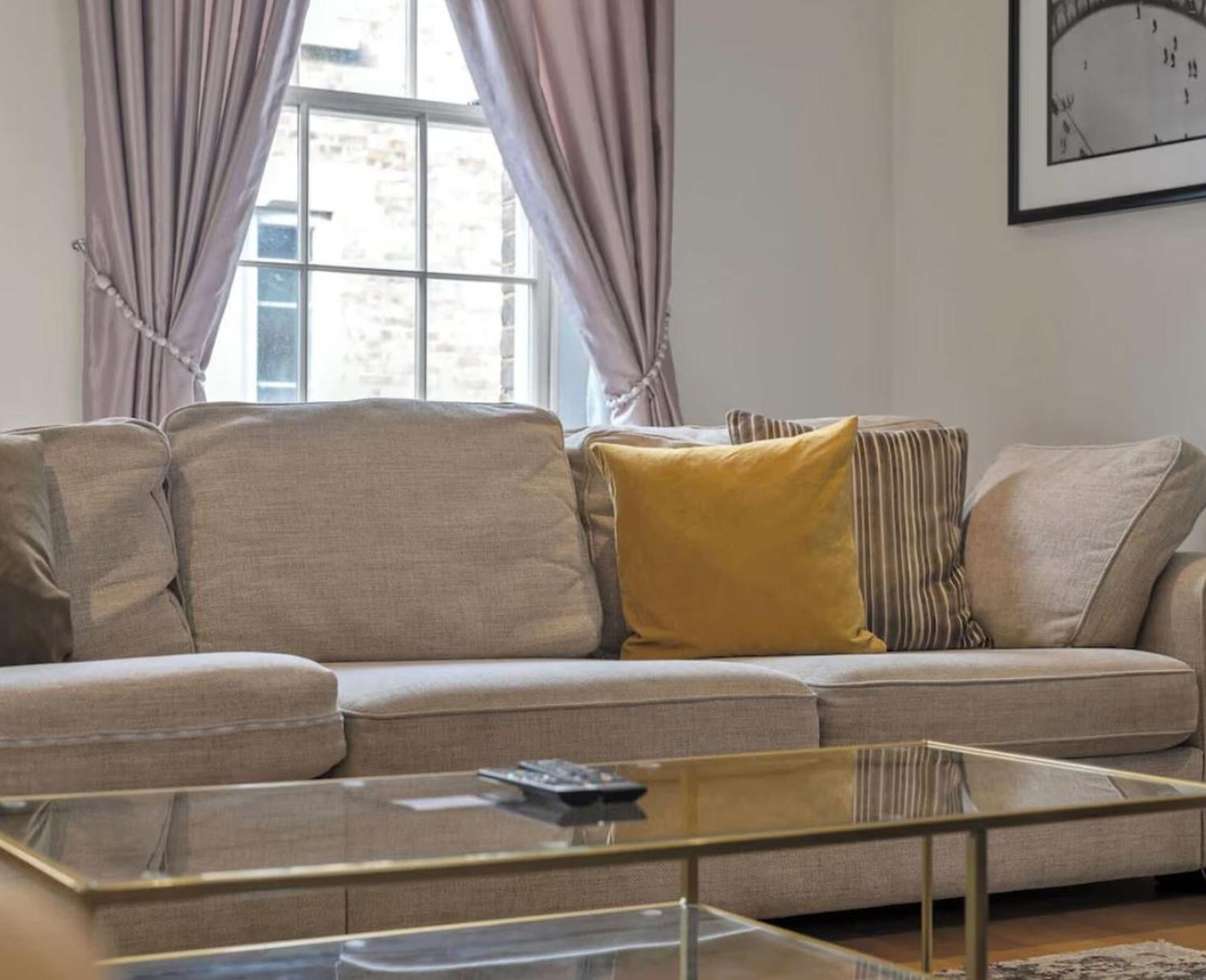 Bed & Breakfast Contemporary Stylish 3 Bedrooms Flat In *