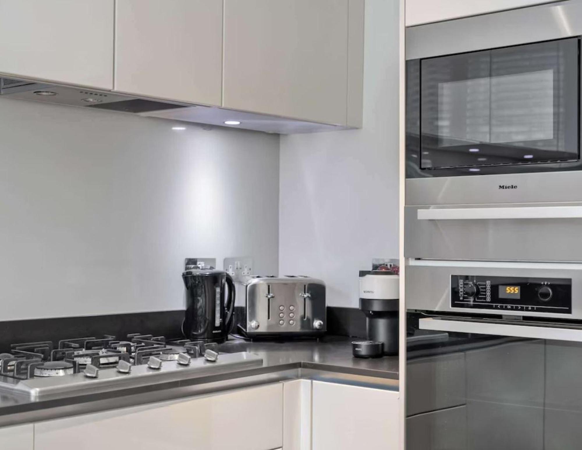 Contemporary Stylish 3 Bedrooms Flat In