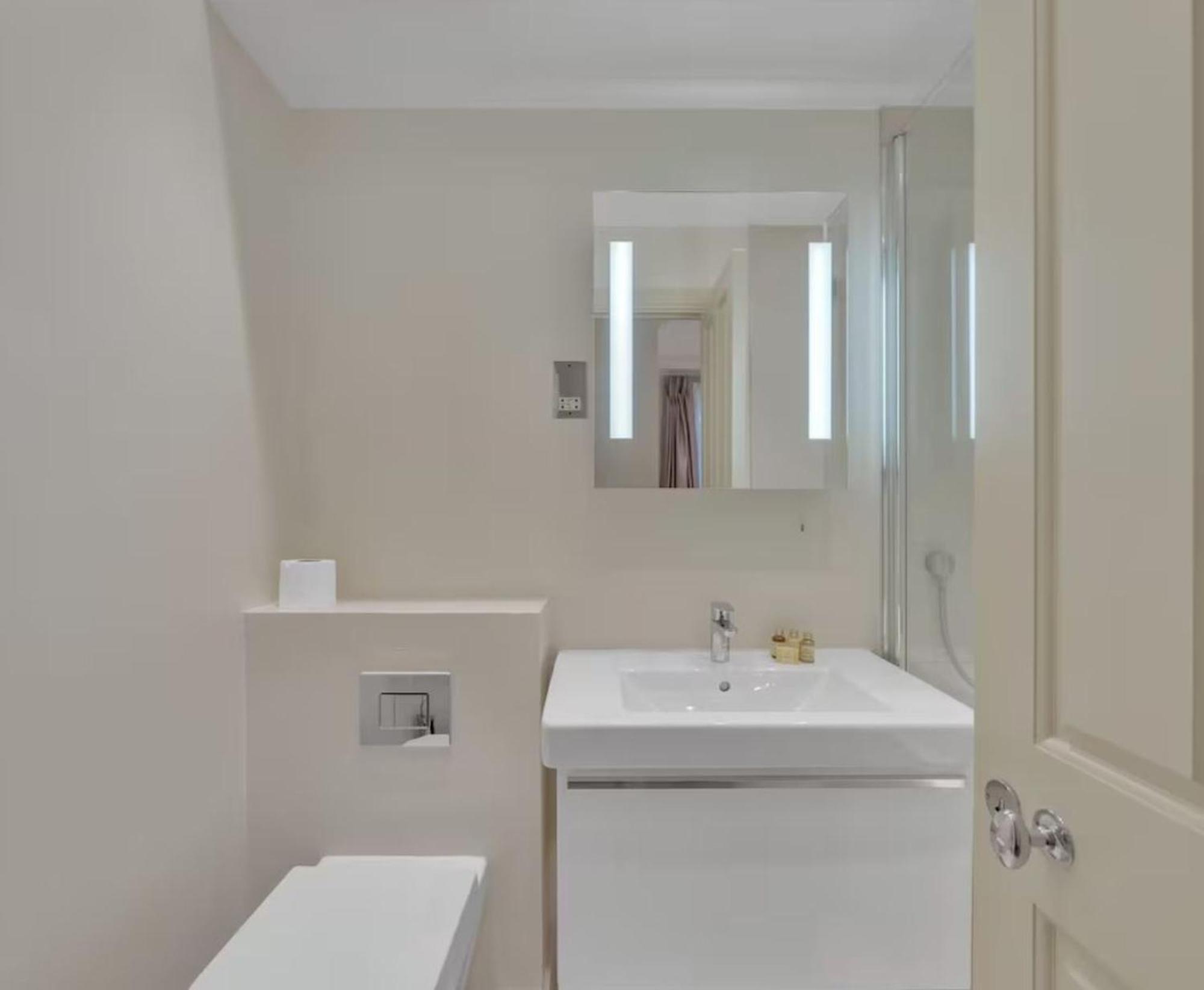 Contemporary Stylish 3 Bedrooms Flat In *
