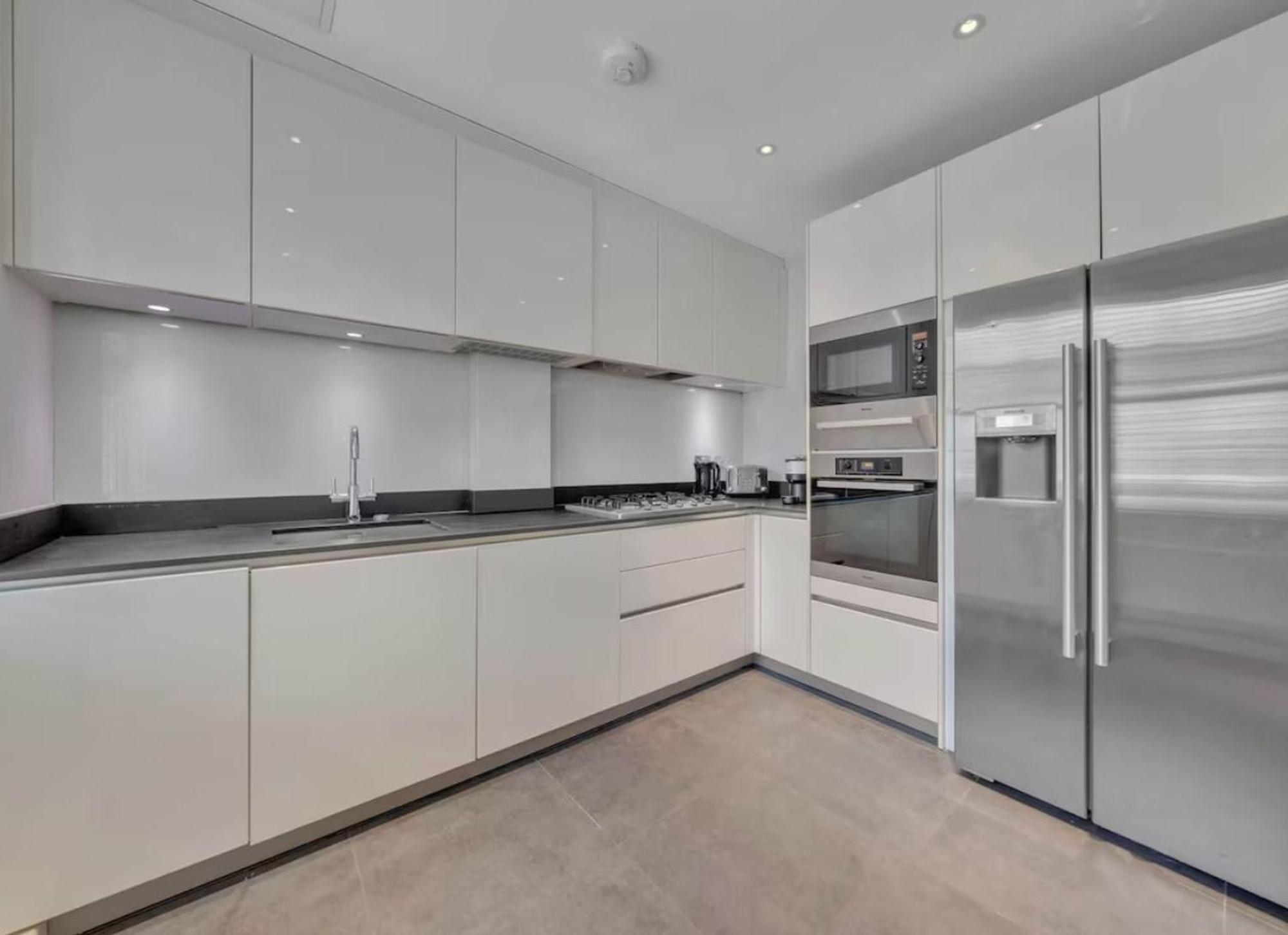 Contemporary Stylish 3 Bedrooms Flat In * London